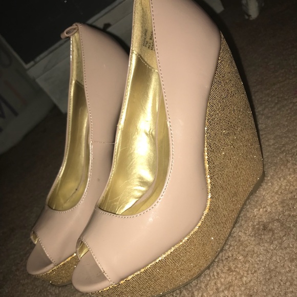 Madden Girl Shoes - Madden Girl nude/Gold Wedges SZ 7